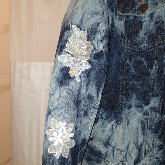 Selena's tie-dye jean jacket - Picture 3 of 4